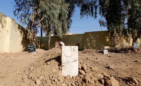 في فناء منازل وساحات الموصل شواهد قبور تروي قصص الحصار وسط الحرب